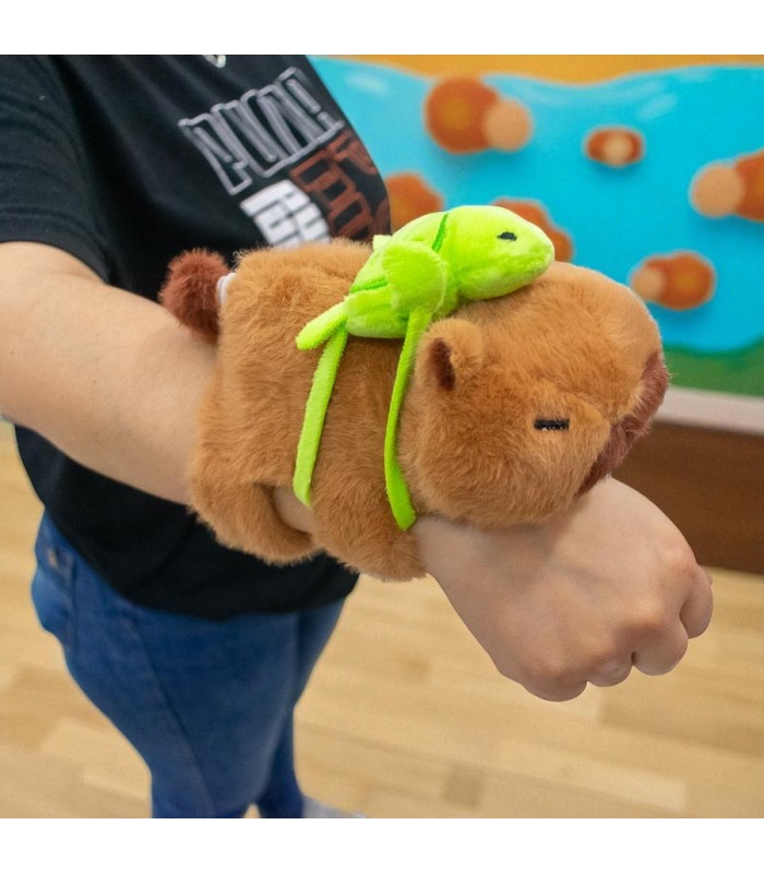 PULSERA PELUCHE CAPYBARA CON MOCHILA