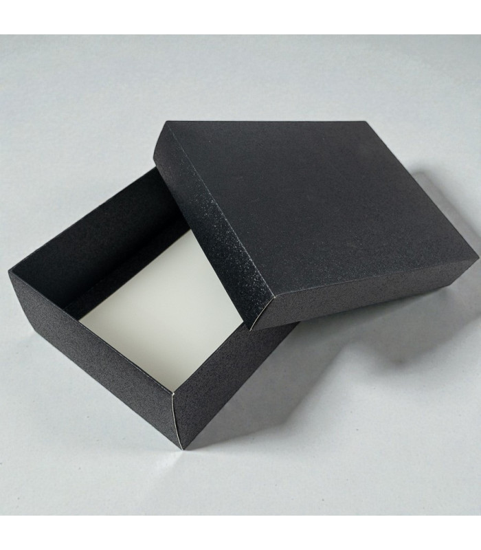 CAJA NEGRO CON BRILLO 18x14x6.5CM 12PC