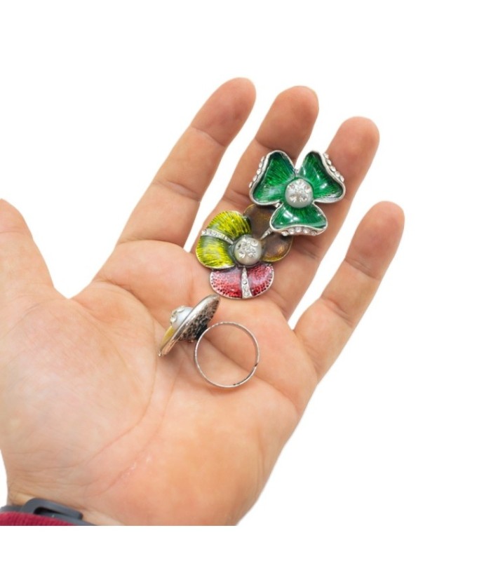 Anillo de metal con formas